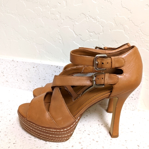 BCBG camel platform size 8 heels - Picture 4 of 4